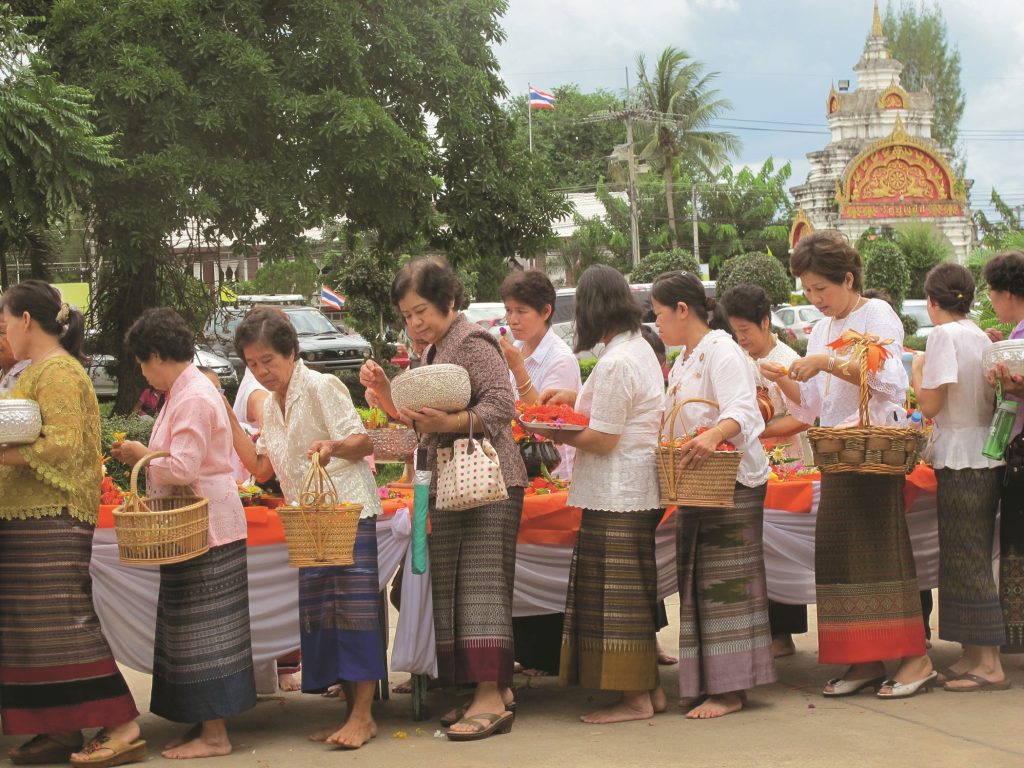 ตักบาตรเทียน