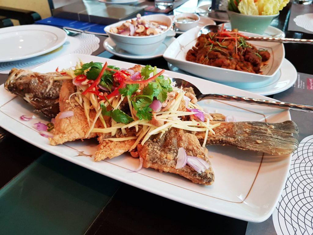 ปลากระพงทอดน้ำปลา