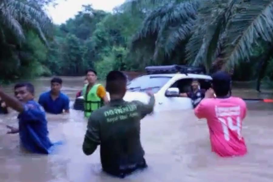 ฮีโร่ชุดเนตรนารี 