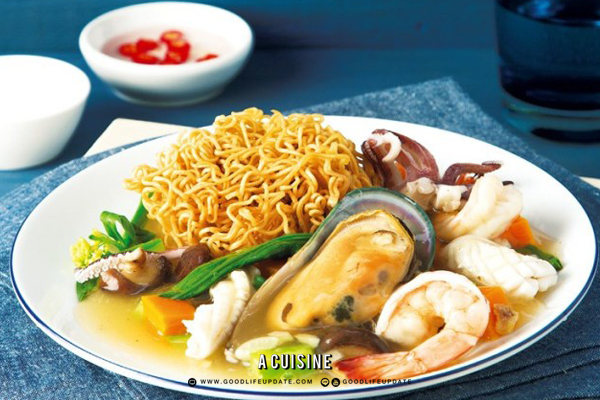 ราดหน้าบะหมี่กึ่งสำเร็จรูปกรอบ
