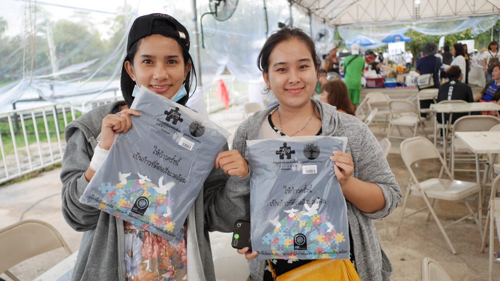 GC รับมอบขยะขวดน้ำพลาสติก และแก้ว GC Compostable สลายตัวได้จาก ‘ก้าวคนละก้าว’