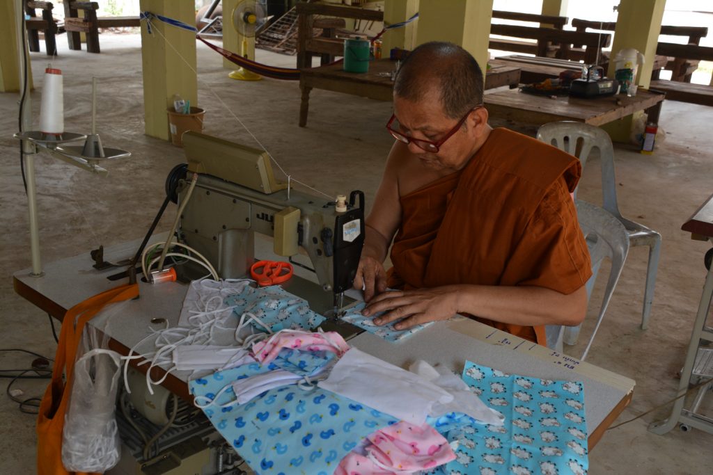 ตัดเย็บหน้ากากอนามัยแจกญาติโยม